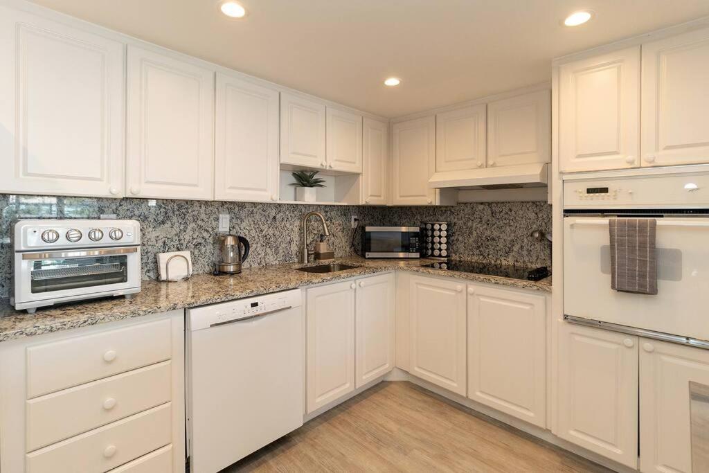 Stunning & Spacious Resort-style Across From Beach! * Miami Beach