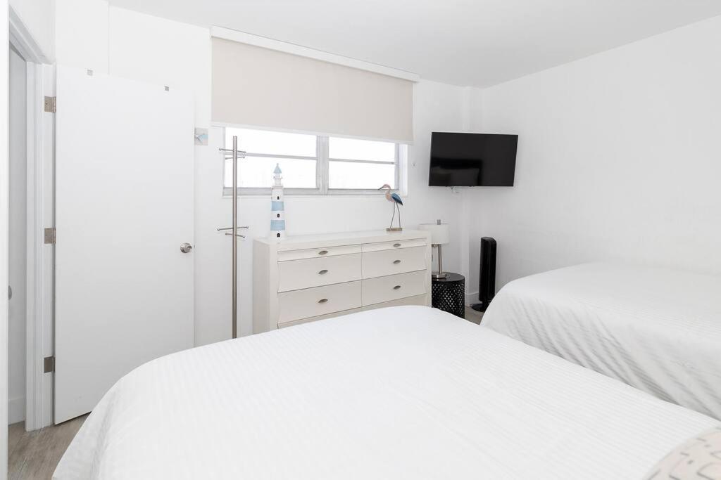 Apartment Stunning & Spacious Resort-style Across From Beach! Miami Beach