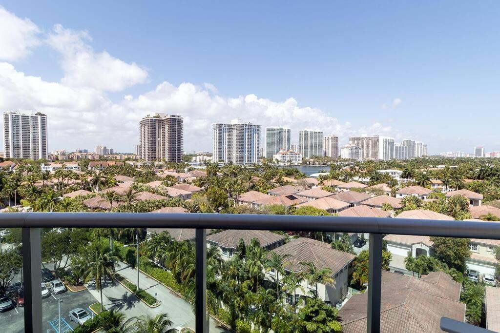 Stunning & Spacious Resort-style Across From Beach! Apartment *