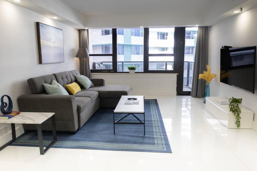 3 Bedroom Ocean-front The Alexander Apartment *