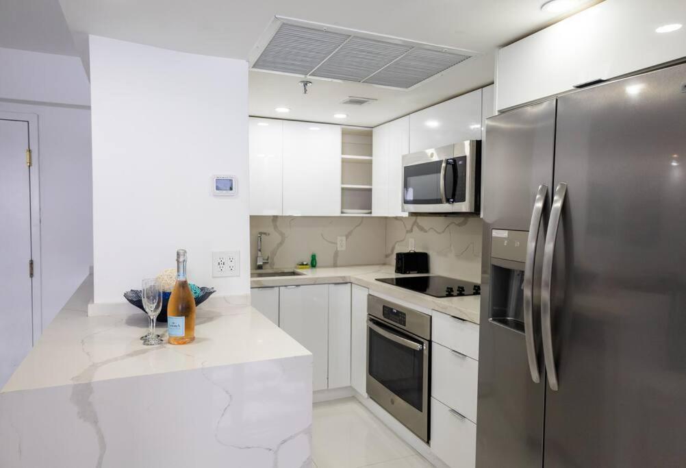 3 Bedroom Ocean-front The Alexander Apartment