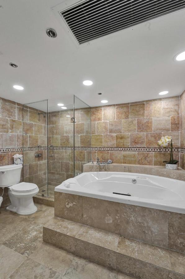 Modern Miami With Service & Pool