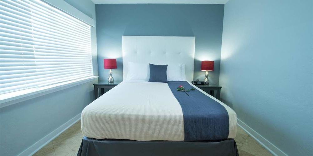 Hotel On South 3*