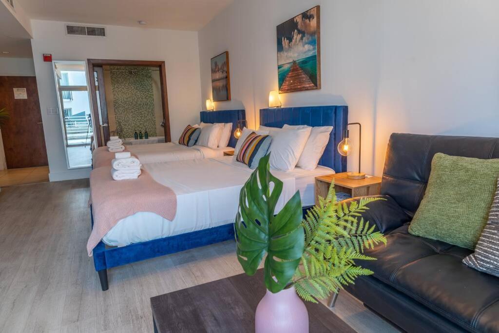 King Bed Rooftop Ocean Dr C304
