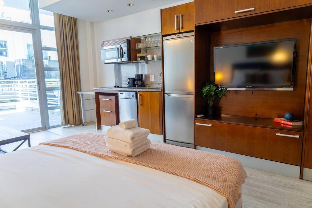 Apartment King Bed Rooftop Ocean Dr C304