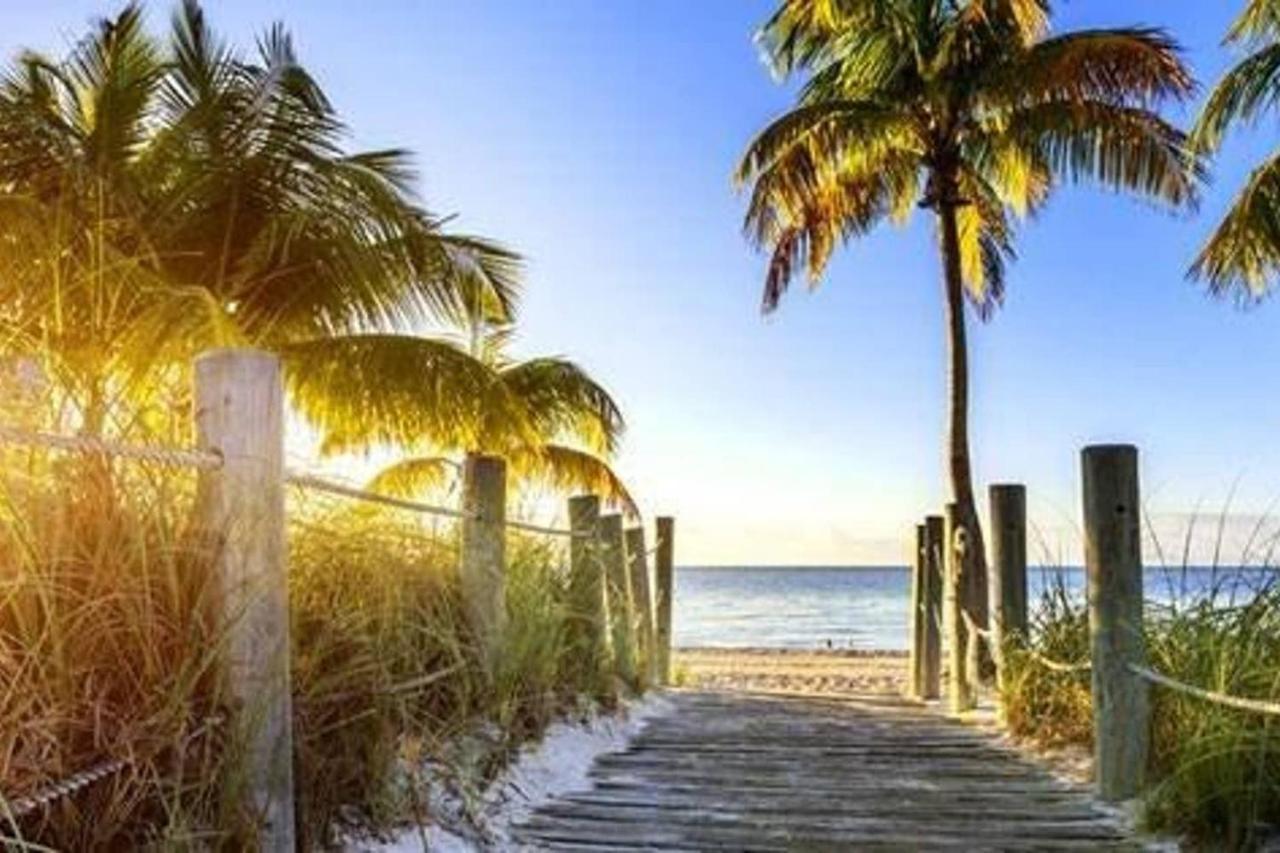 Beachfront Pool Gym Tennis Miami Beach! Apartment Miami Beach