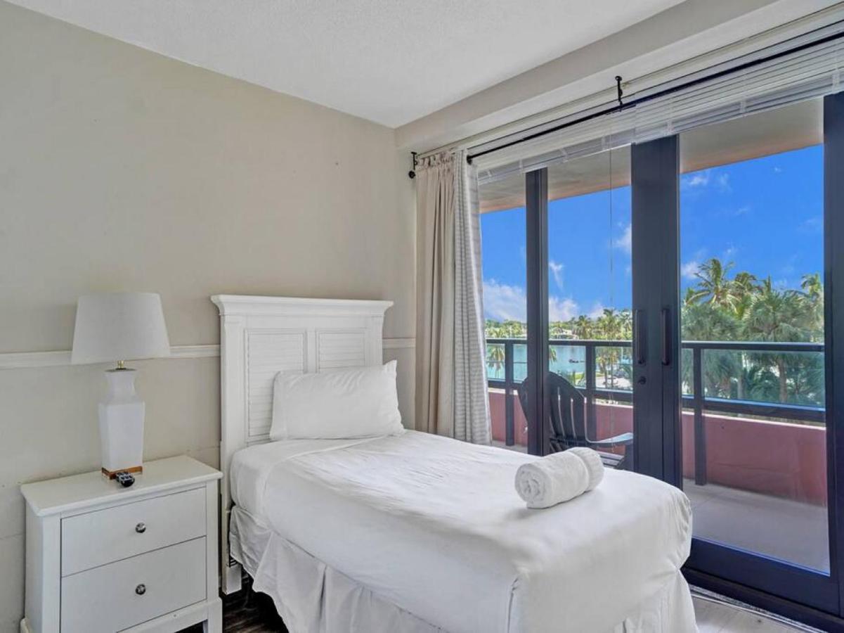 Beachfront Ocean View Beach Service 520 Miami Beach