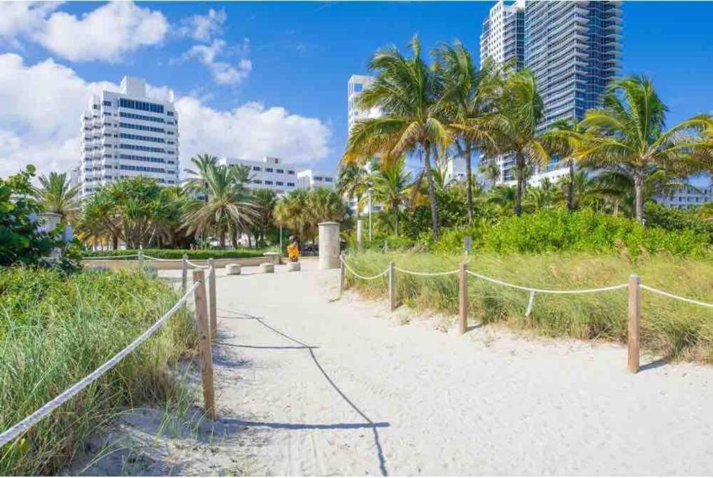 Amazing In South Beach, Ocean Drive Miami Beach