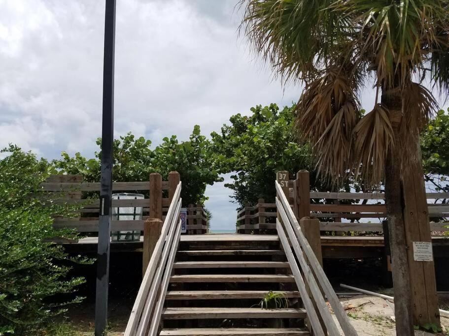 Miami Getaway 100 Yards From Apartment