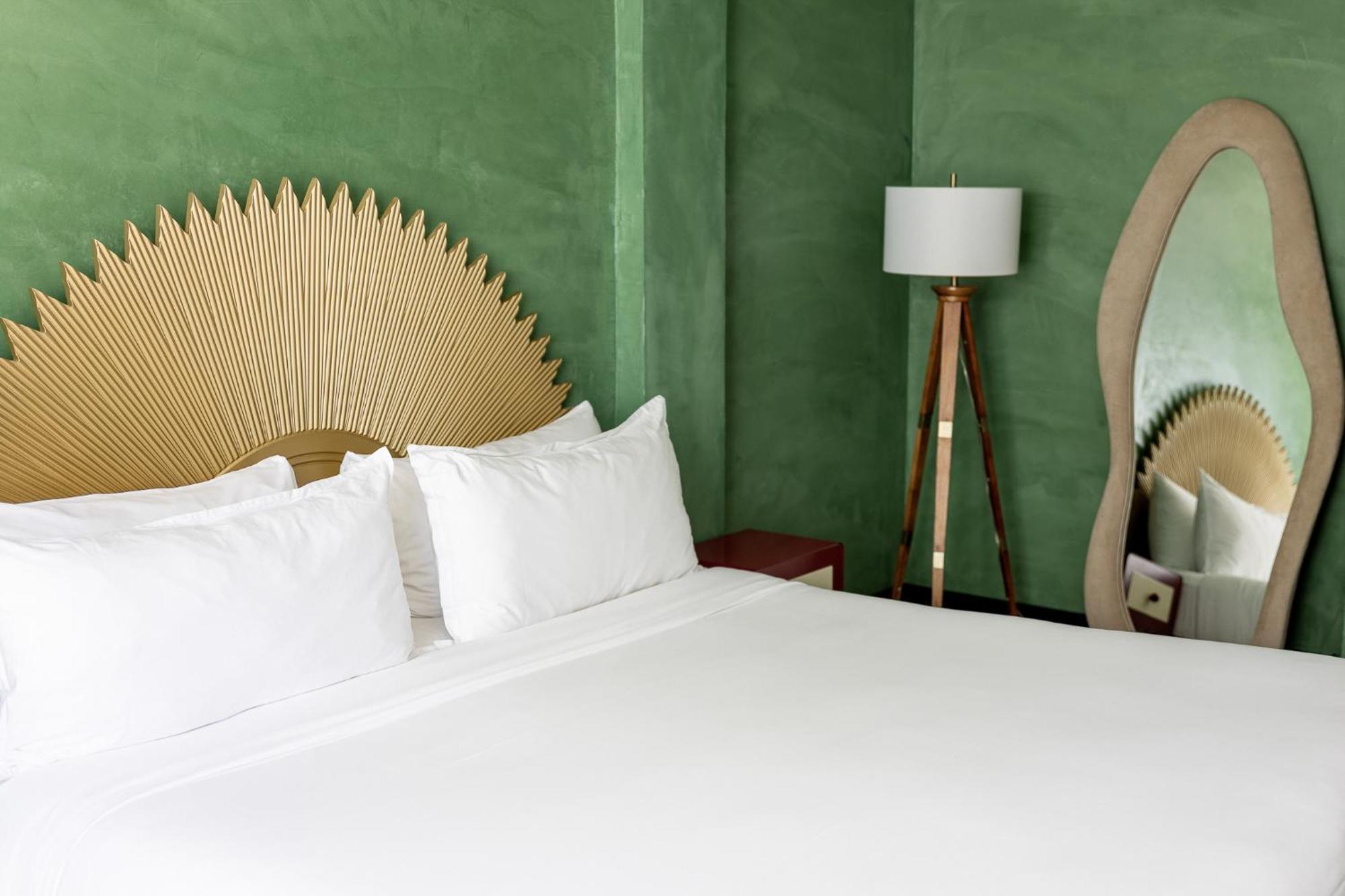 Hotel Crest