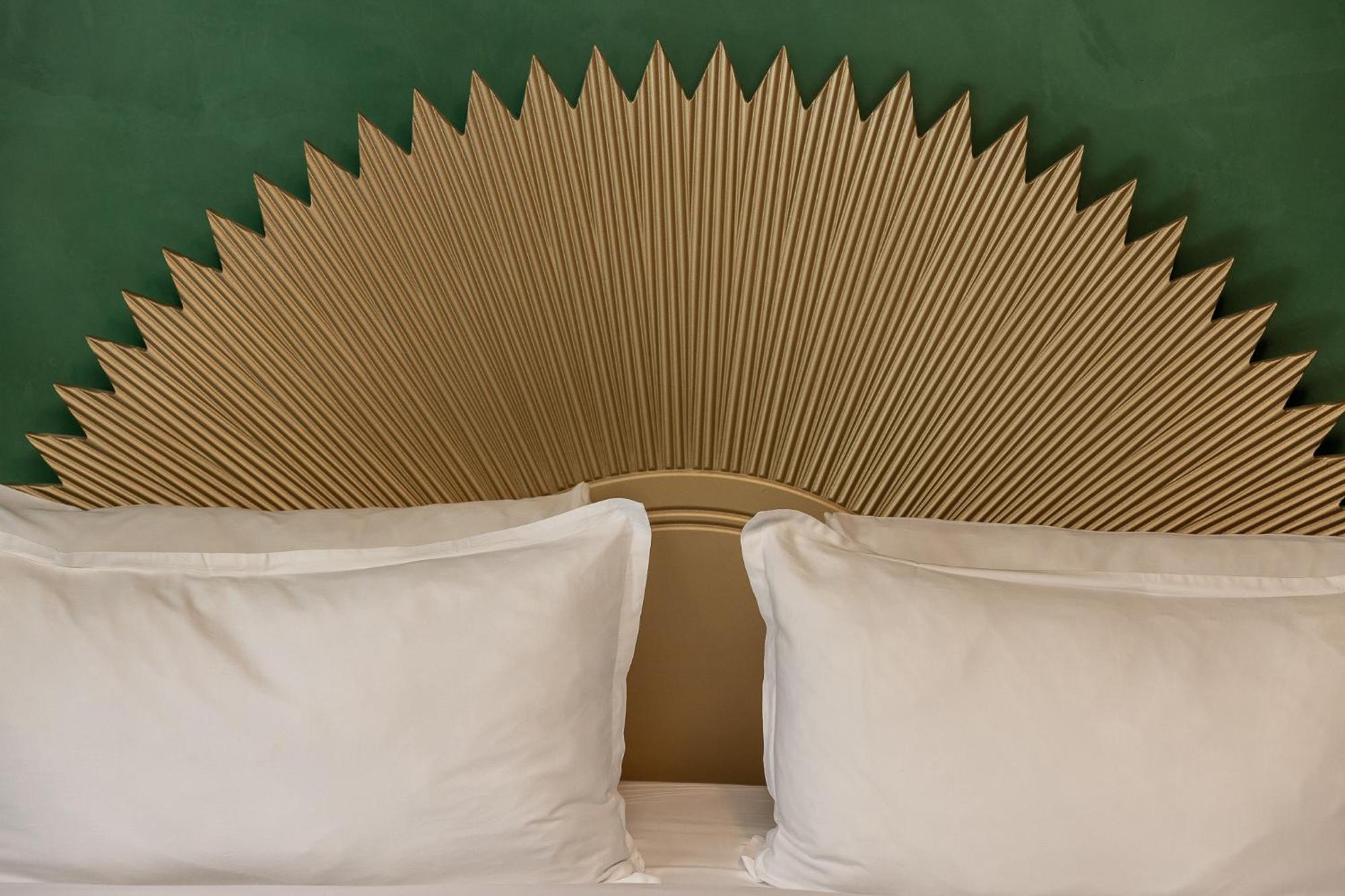 Hotel Crest