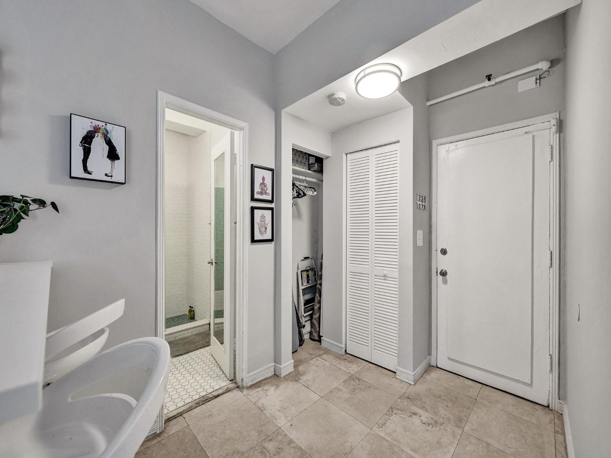 Mantell Plaza Apartment *