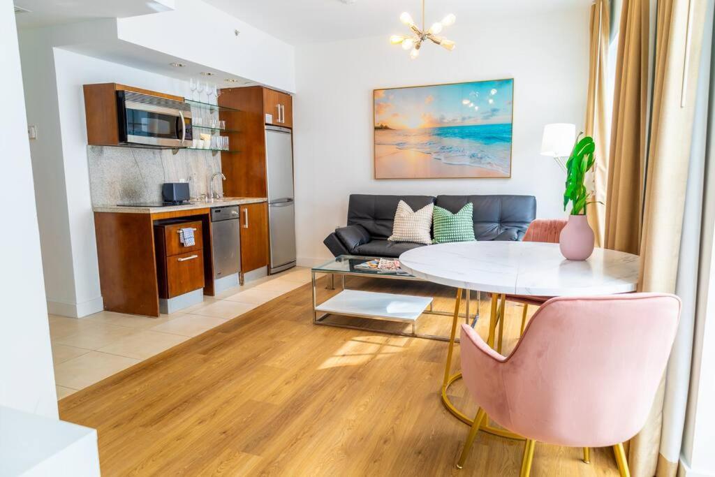 Apartment 1-bed With Rooftop Pool Ocean Dr By The B207