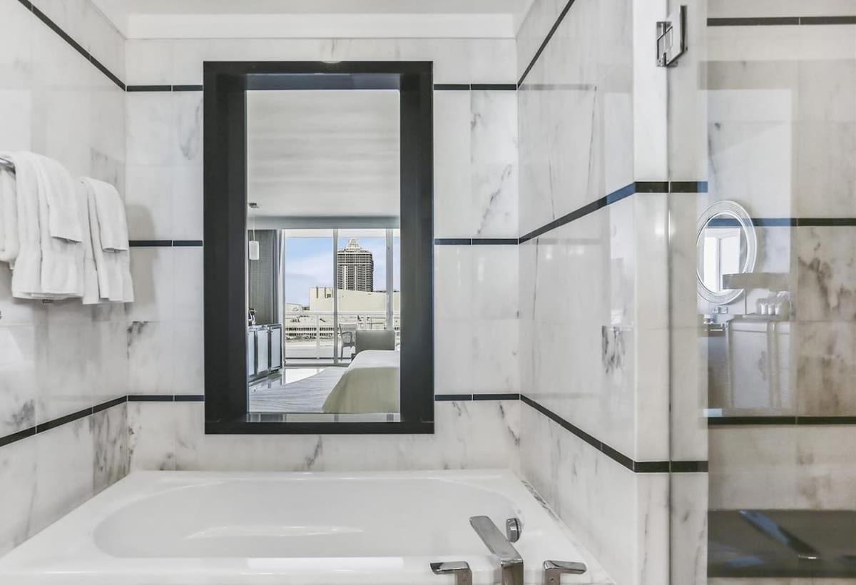 Fontainebleau Balcony W Ocean And View Holiday home Miami Beach