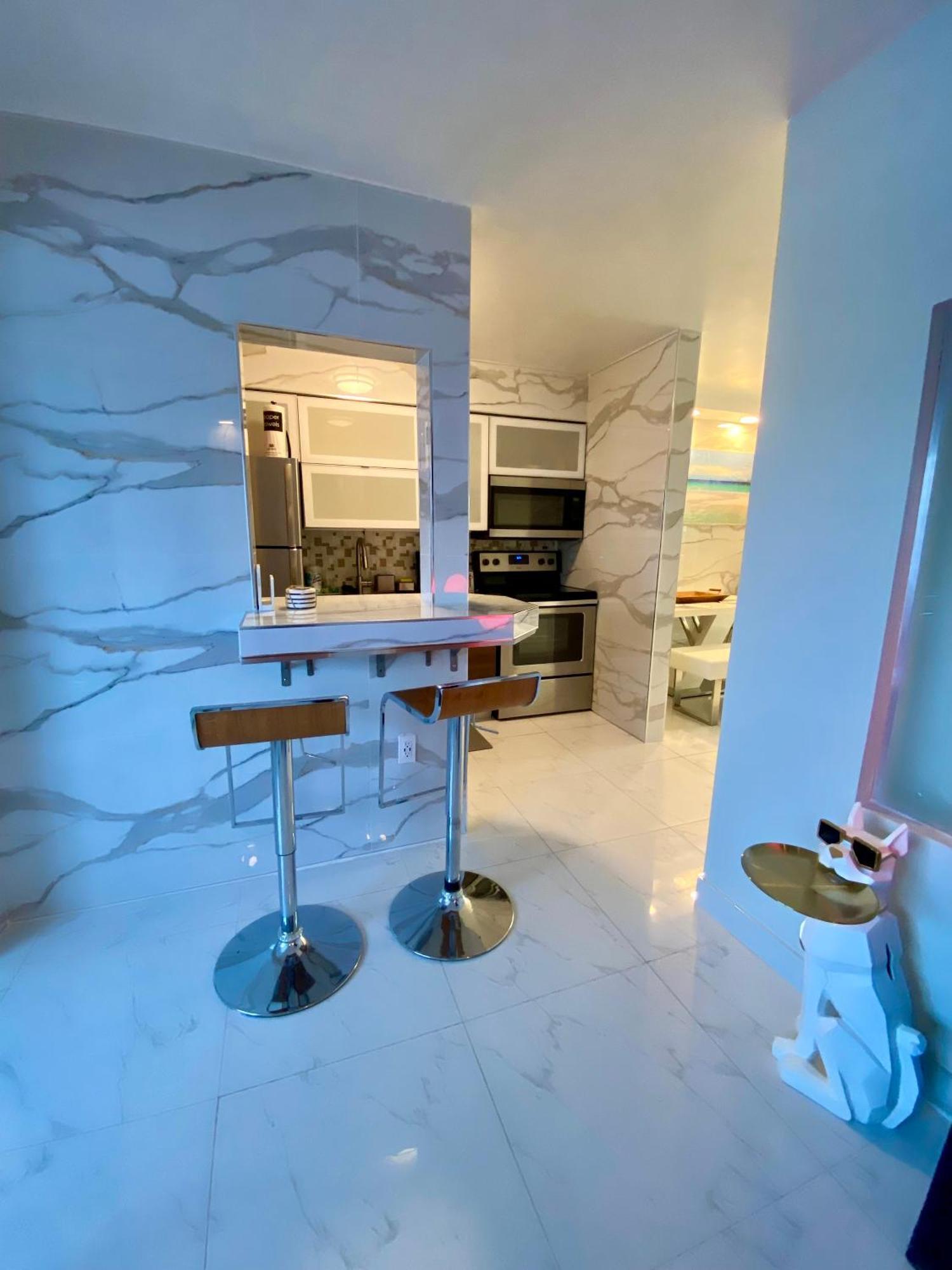Luxurious Remodeled Direct Waterfront With Miami Skyline View And Outdoor Terrace Free Parking 5min Drive To Miami Apartment *