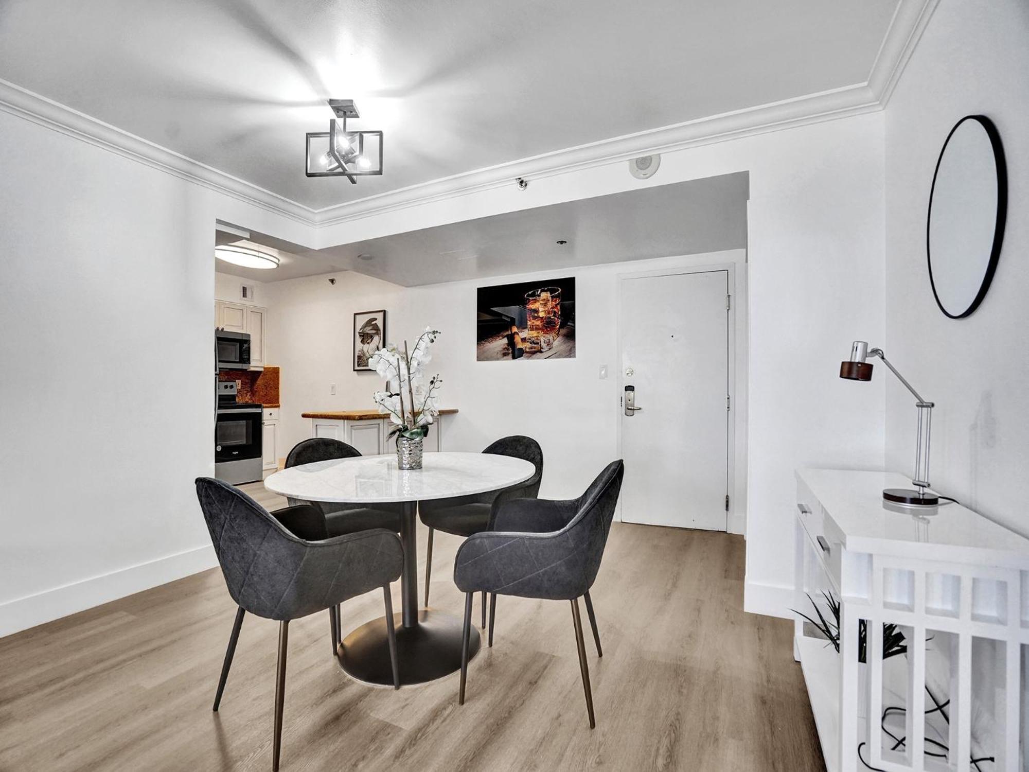 Ocean View Service 1504 Apartment