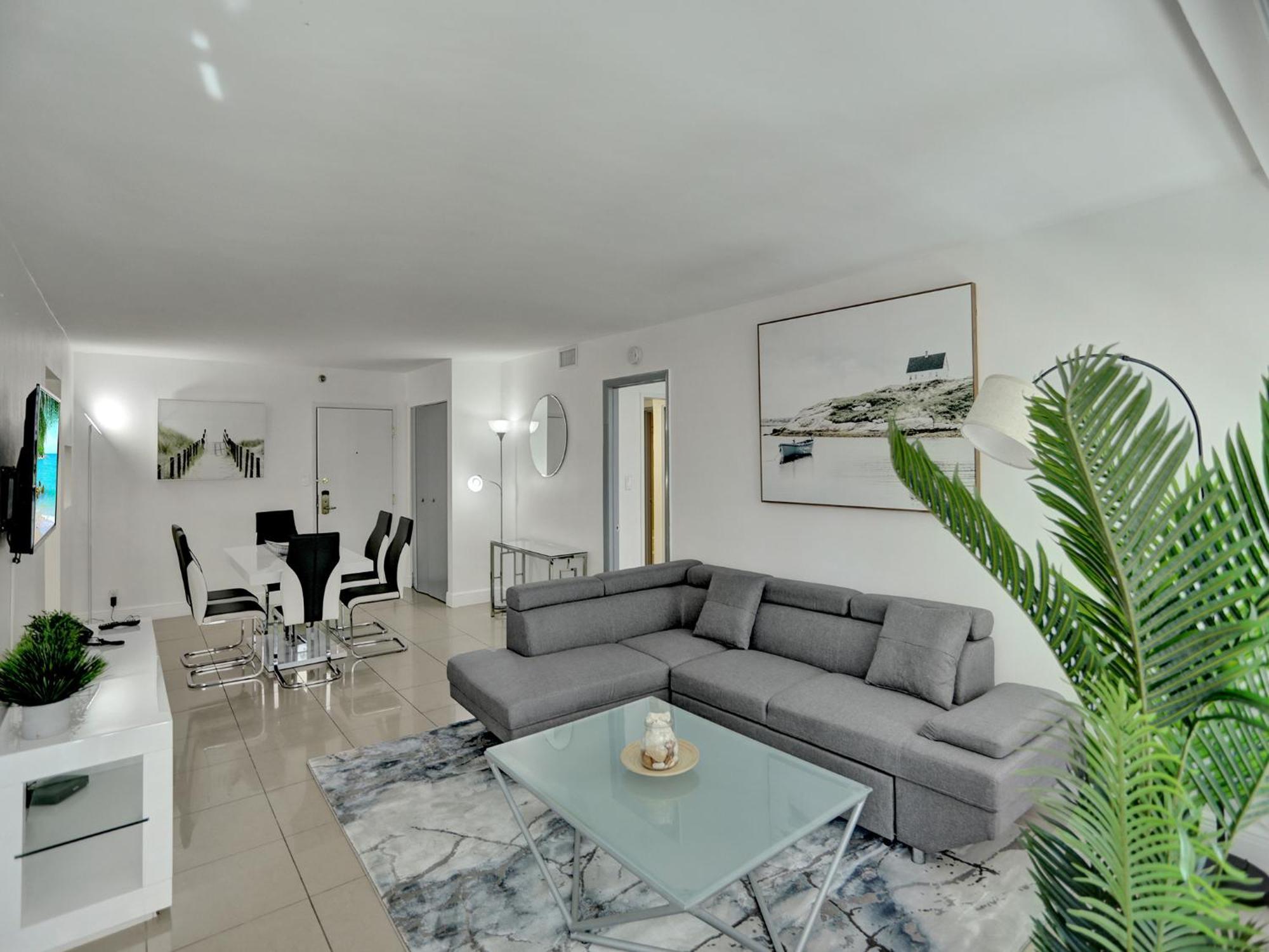 Ocean View W Service 411 Miami Beach
