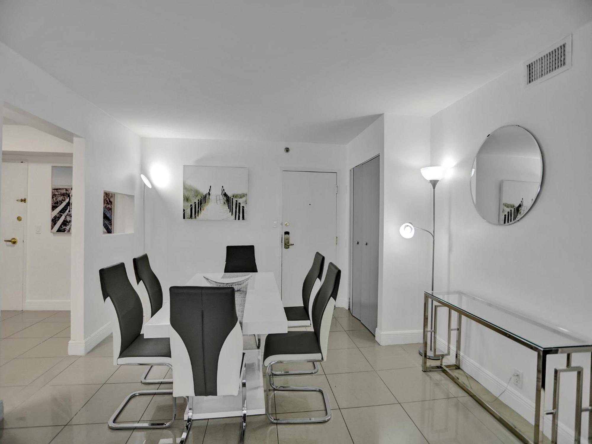 Ocean View W Service 411 Miami Beach