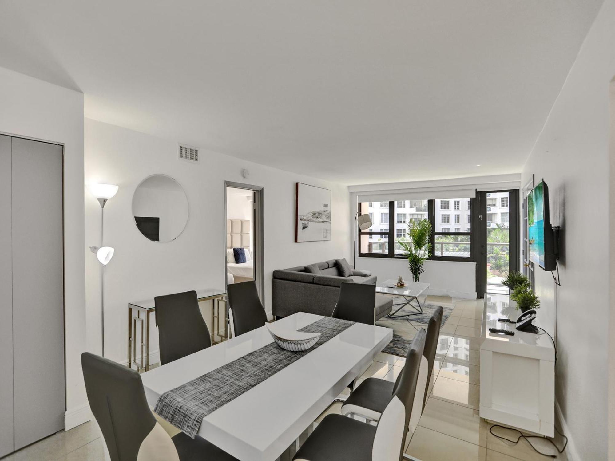 Ocean View W Service 411 * Miami Beach