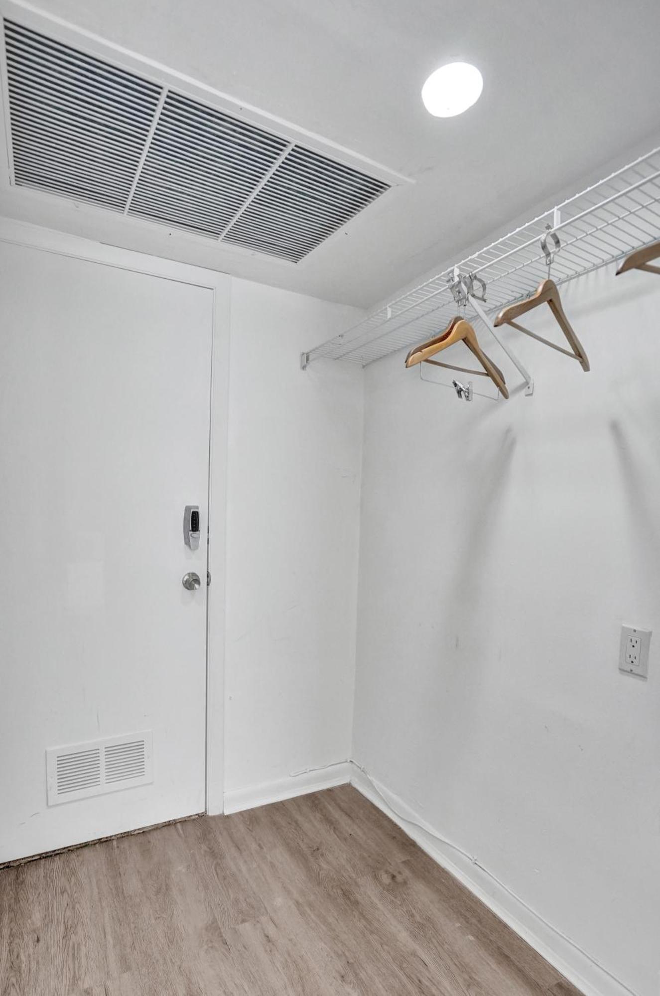 Apartment Adorable 2 Bedroom Service 605 *
