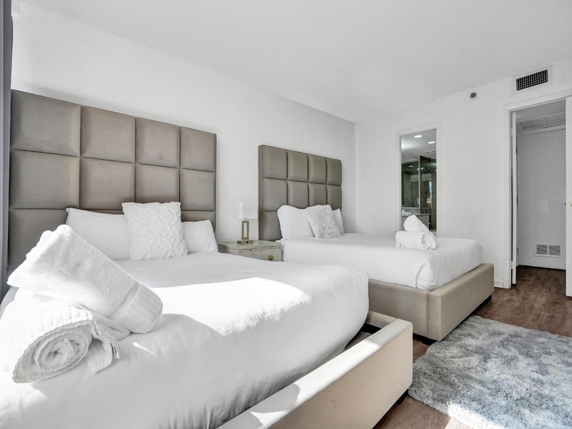 Adorable 2 Bedroom Service 605 Miami Beach
