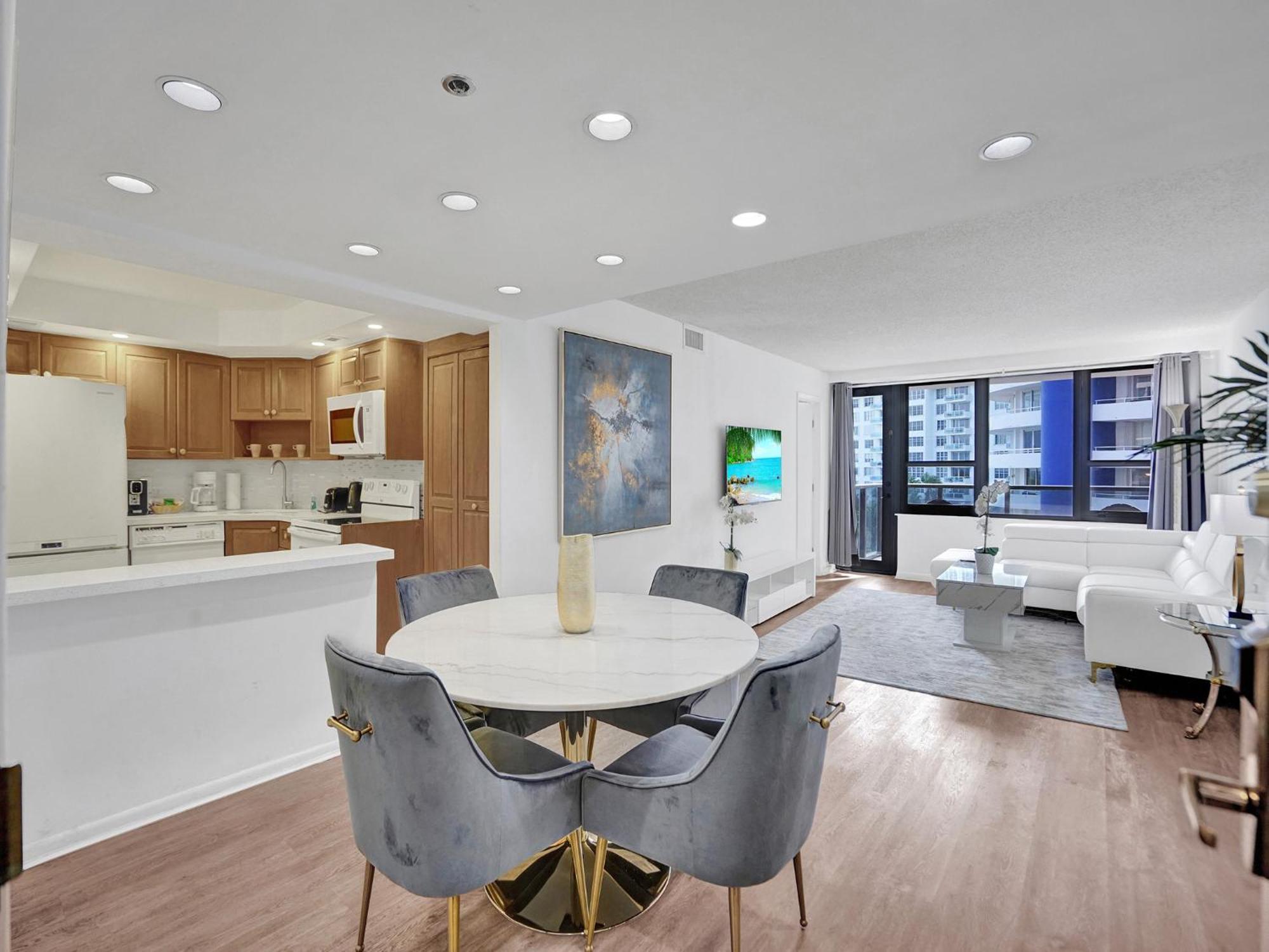 Adorable 2 Bedroom Service 605 Apartment *