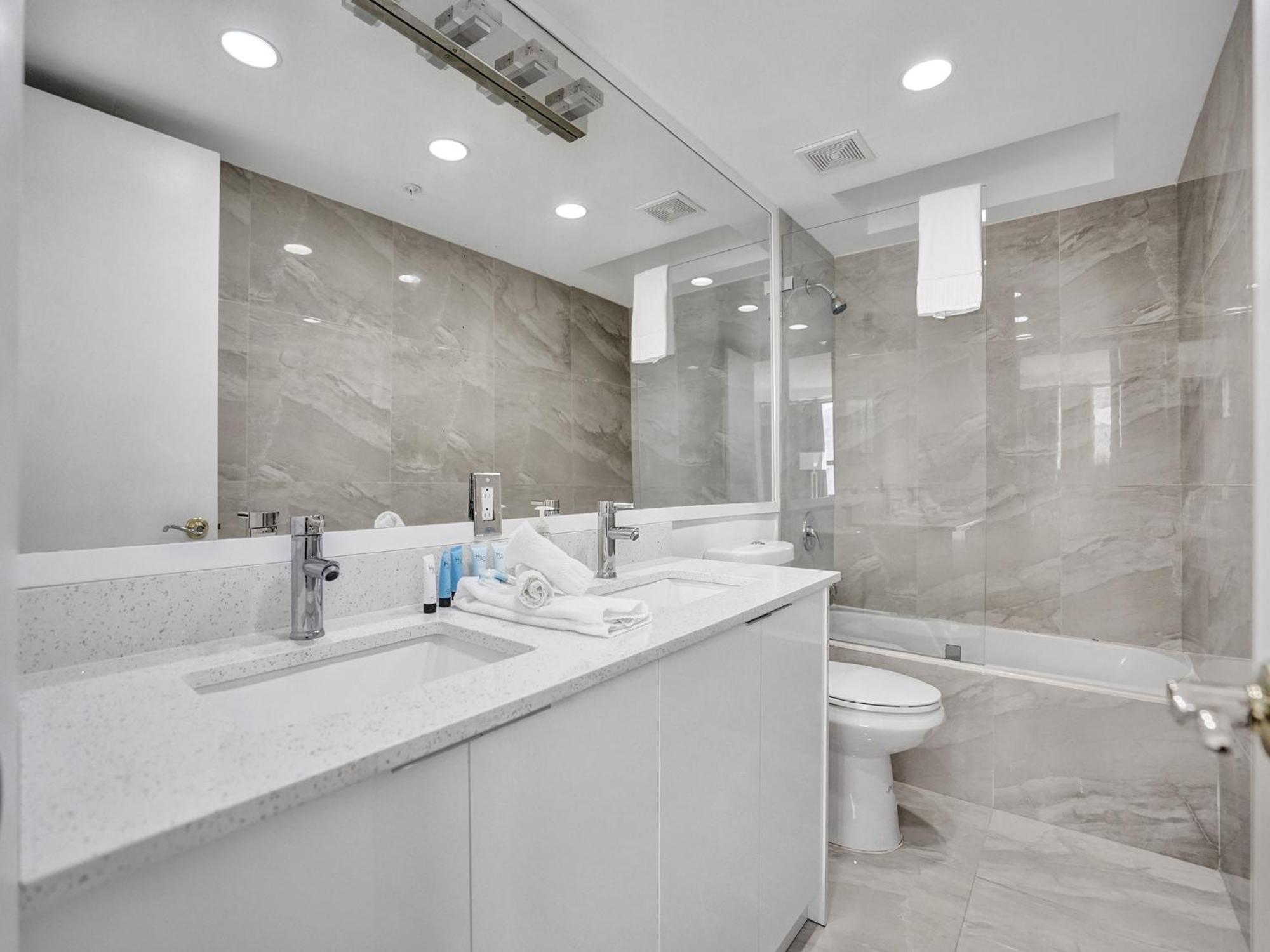 Adorable 2 Bedroom Service 605 Apartment Miami Beach
