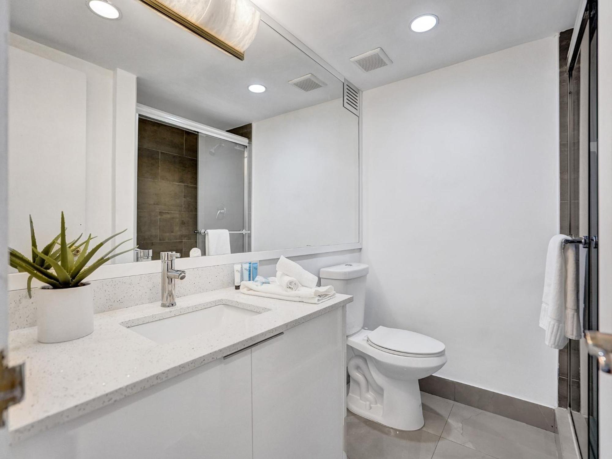 Adorable 2 Bedroom Service 605 Apartment