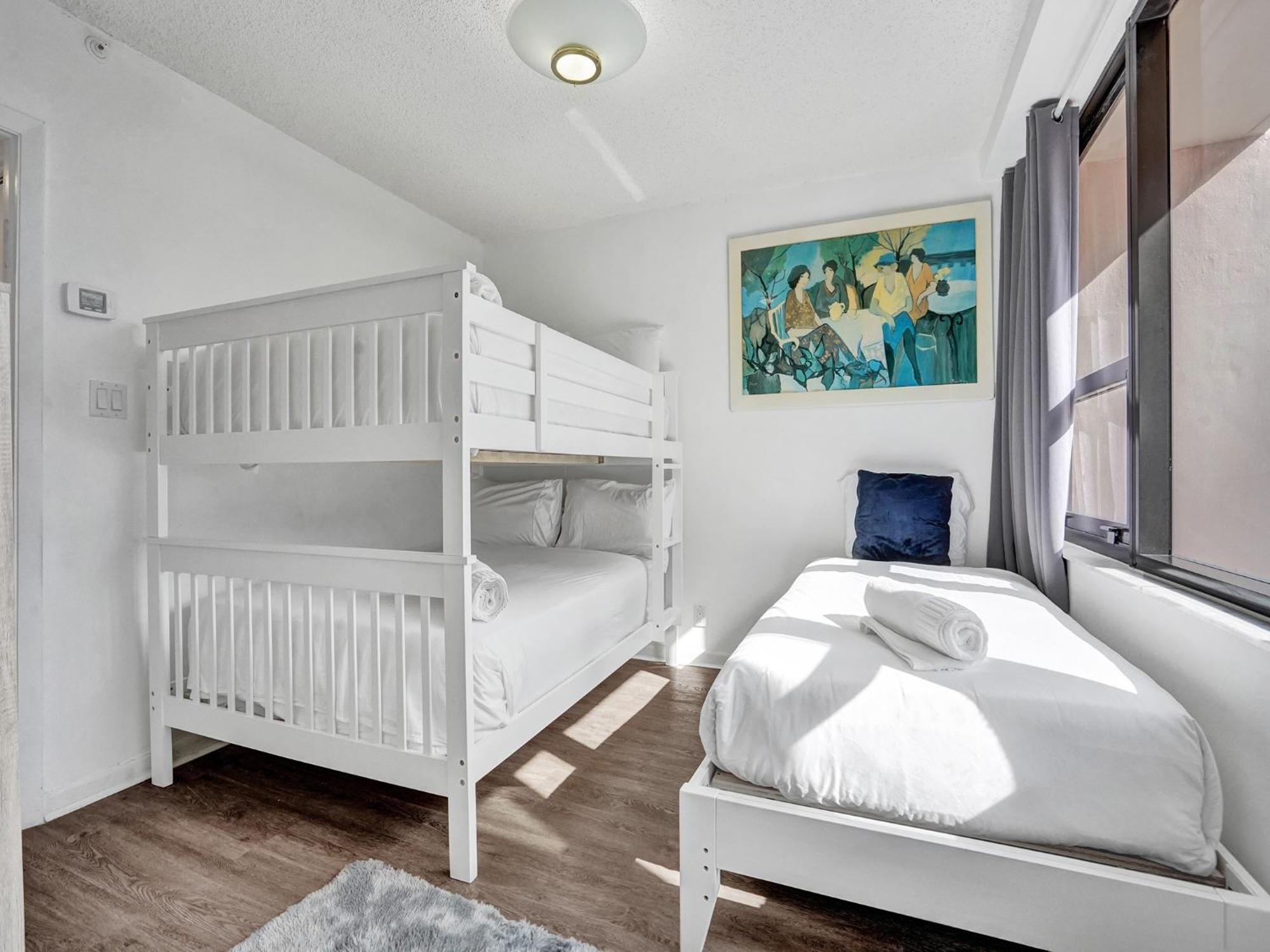 Adorable 2 Bedroom Service 605 Apartment *