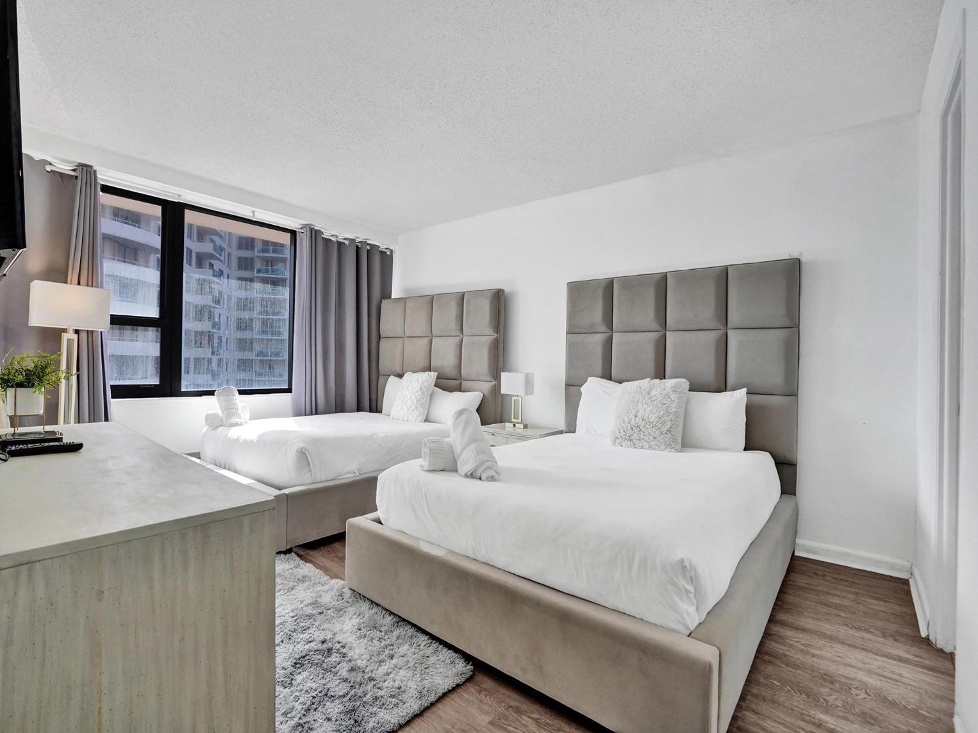 Adorable 2 Bedroom Service 605 Miami Beach