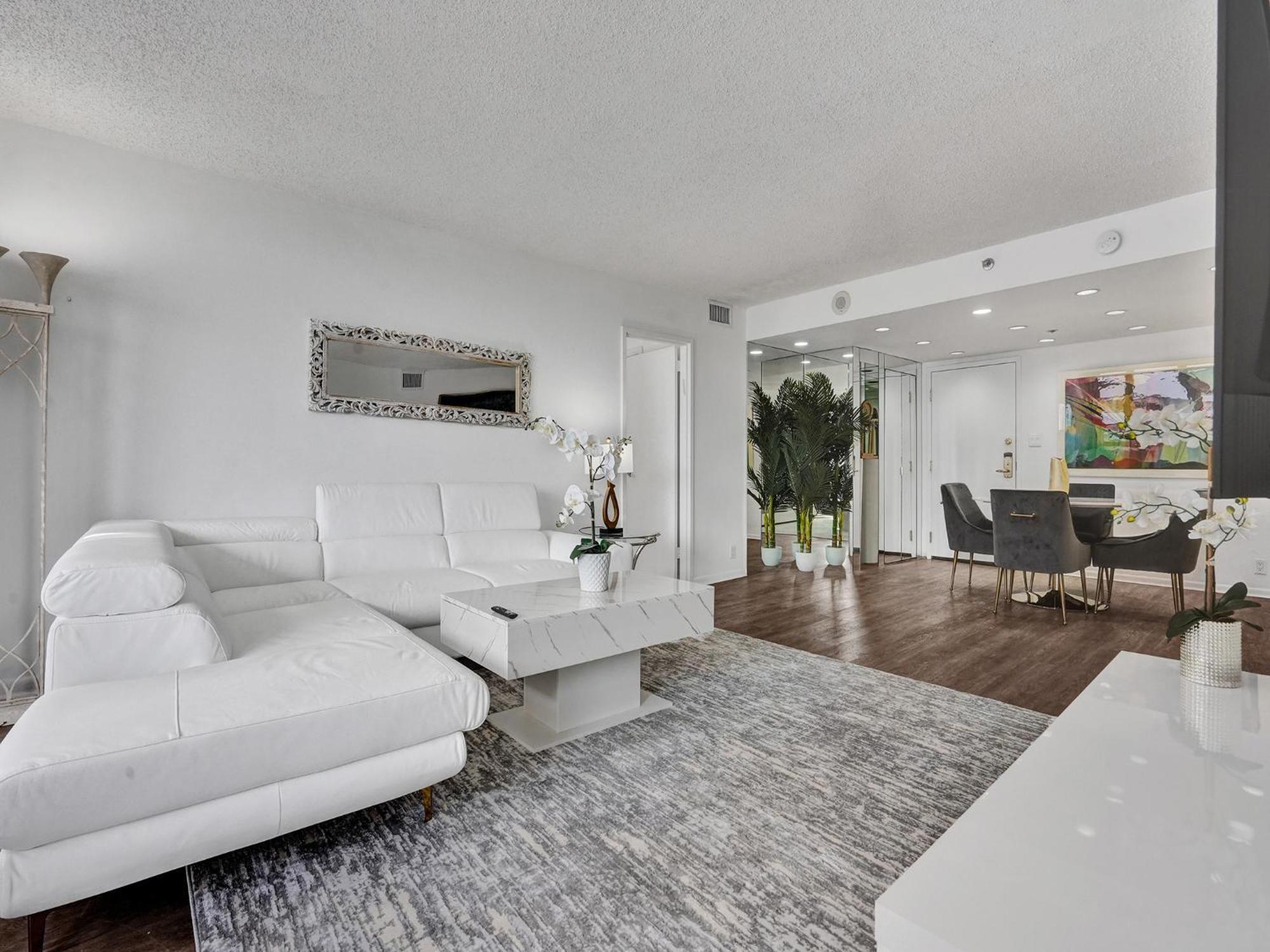 Adorable 2 Bedroom Service 605 Miami Beach