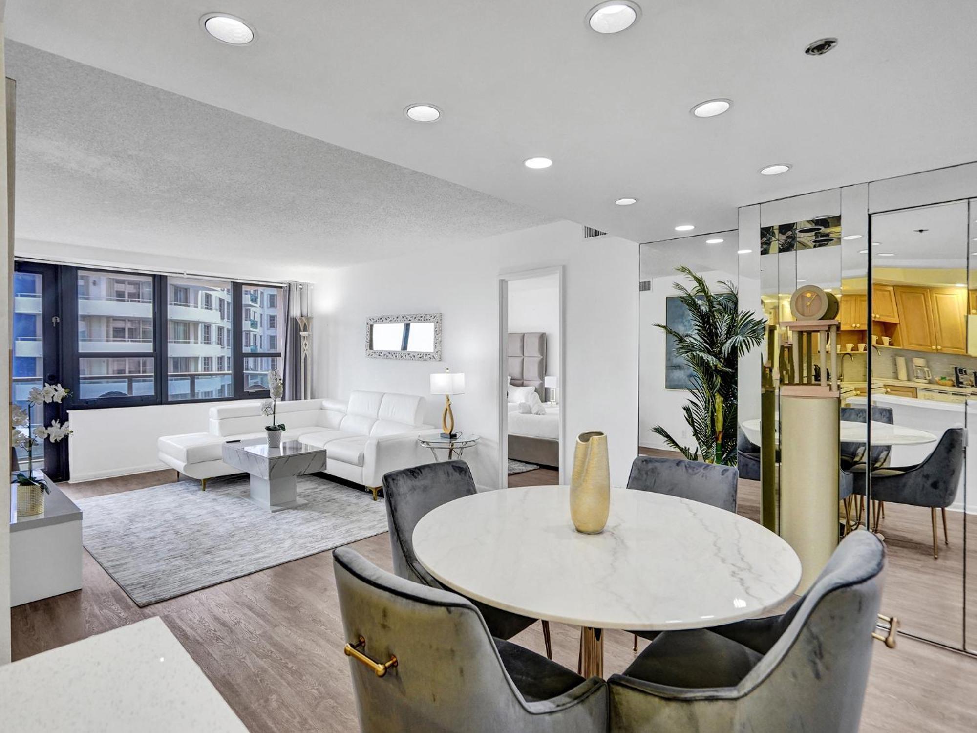 Adorable 2 Bedroom Service 605 Miami Beach