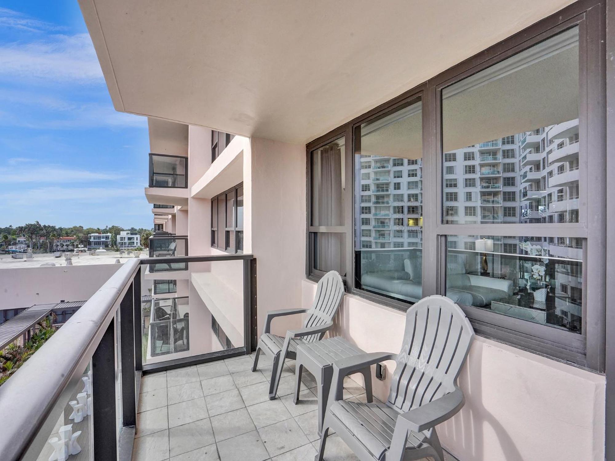 Apartment Adorable 2 Bedroom Service 605