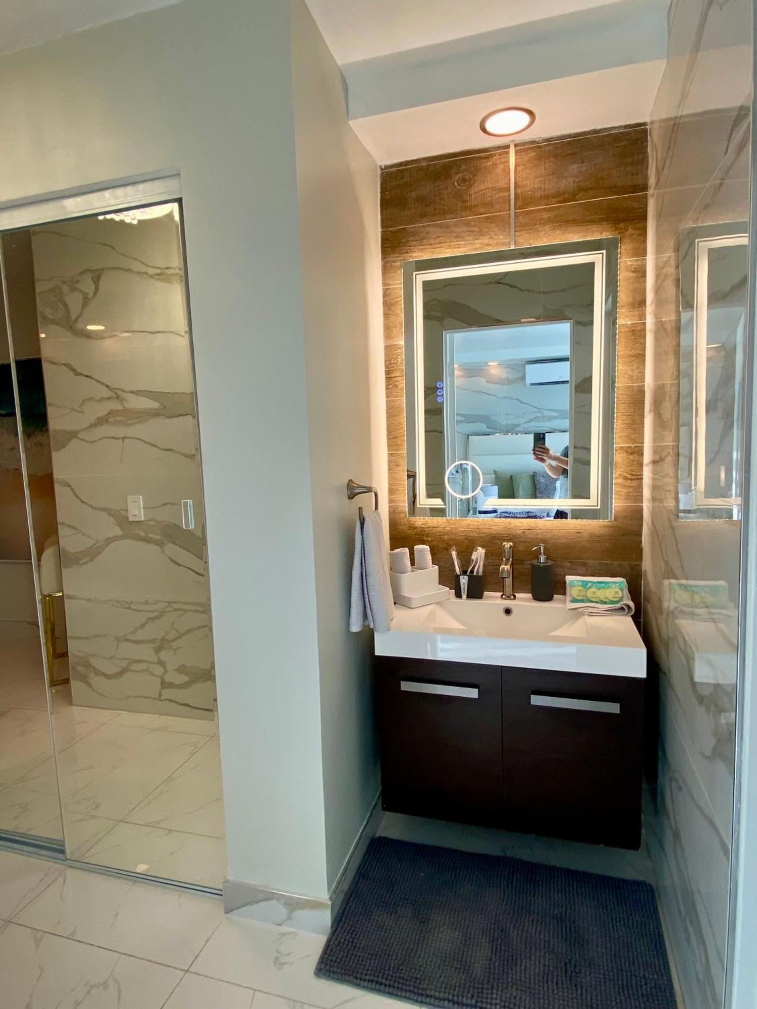 Luxurious Remodeled Direct Waterfront With Miami Skyline View And Outdoor Terrace Free Parking 5min Drive To Miami Apartment