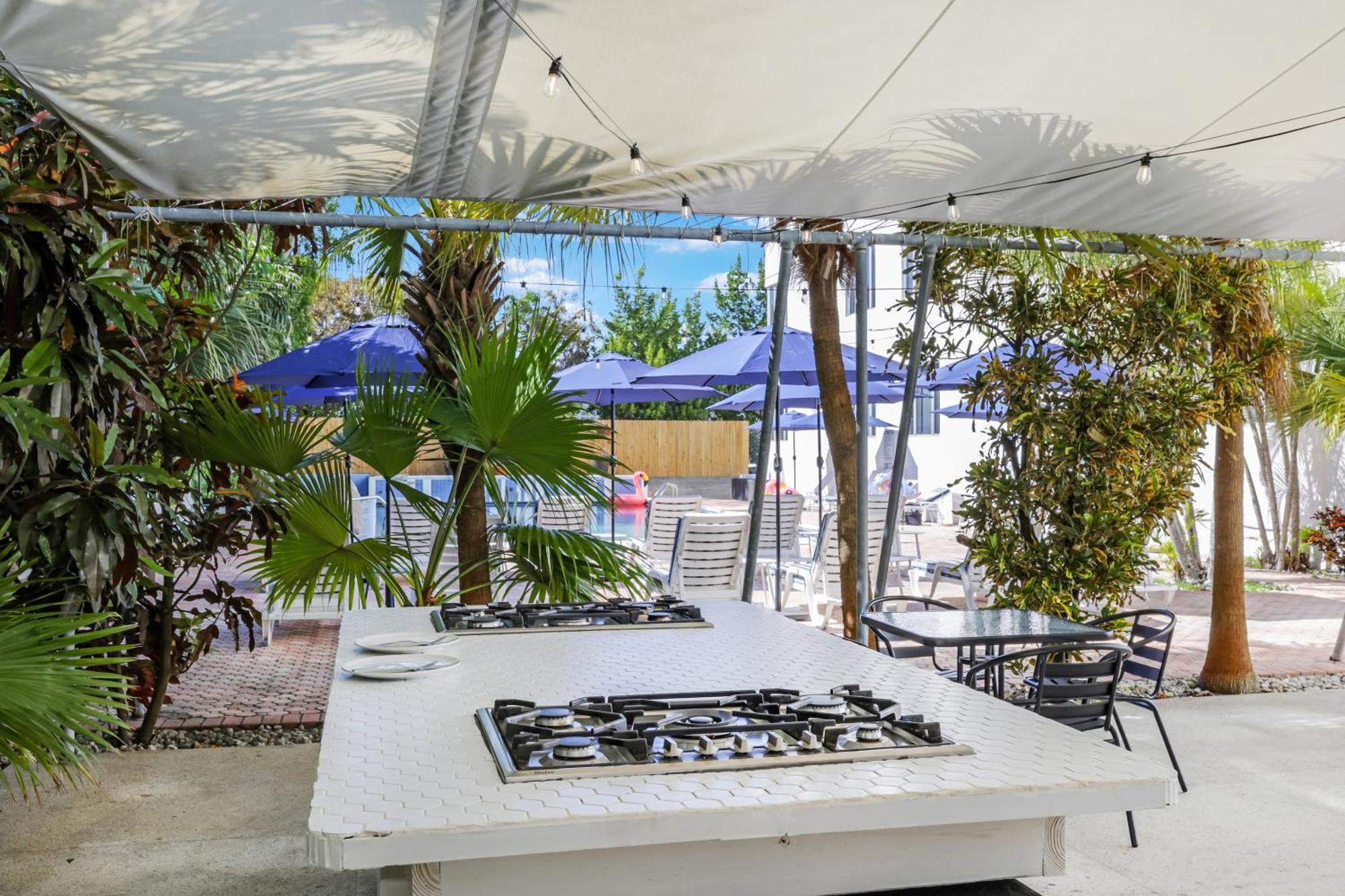 Tropics Miami Aparthotel
