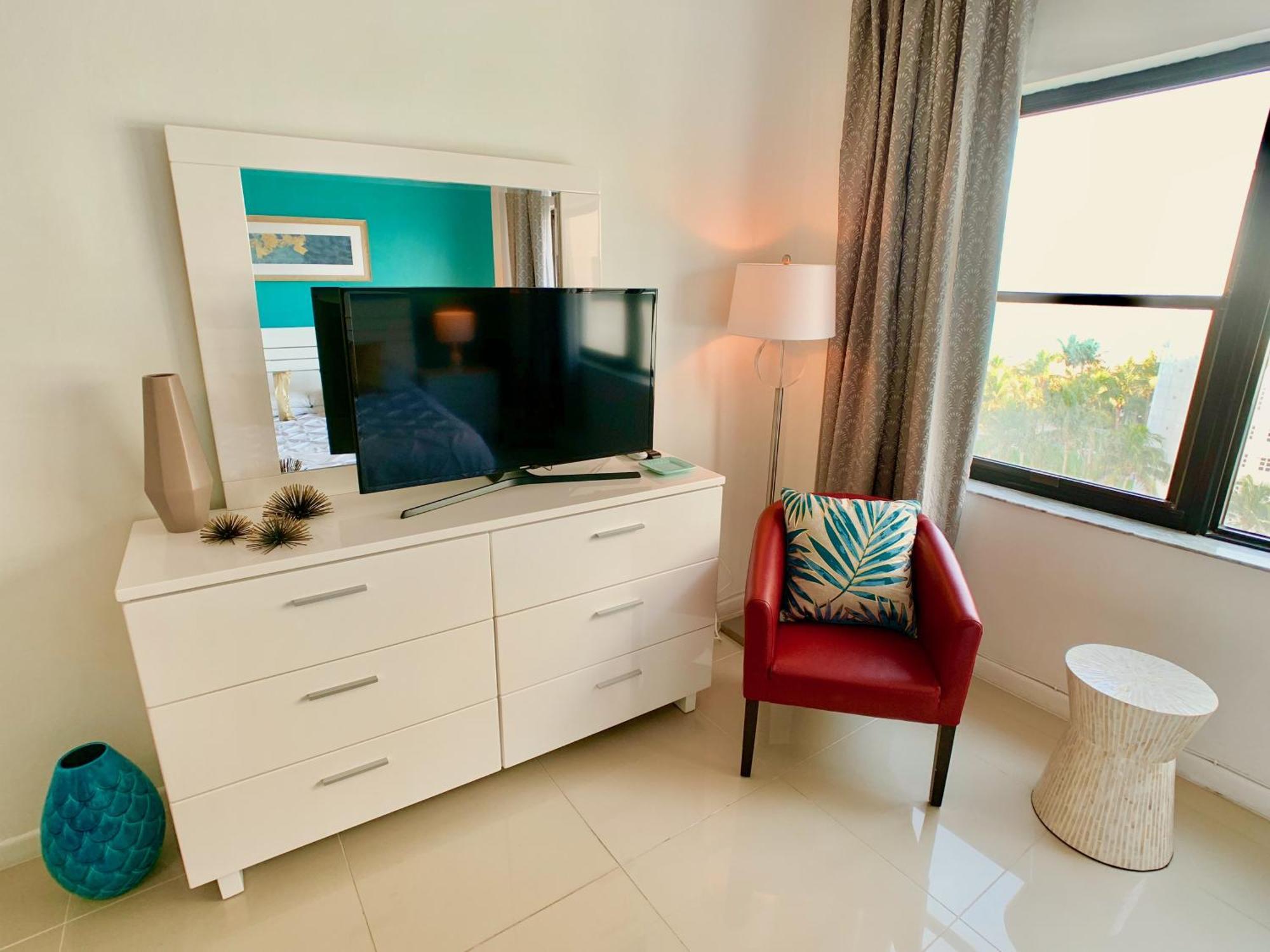 Apartment Directly On The With Pool & Ocean View
