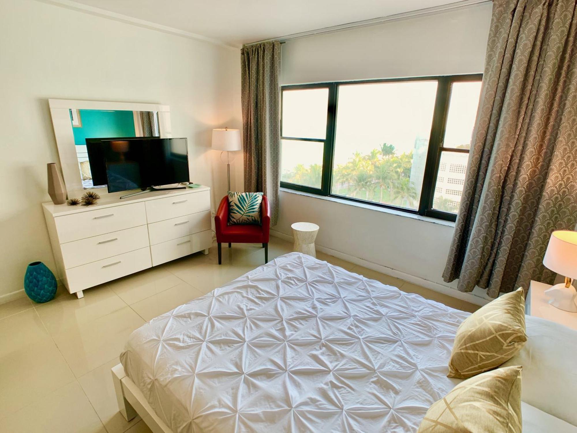 Apartment Directly On The With Pool & Ocean View Miami Beach