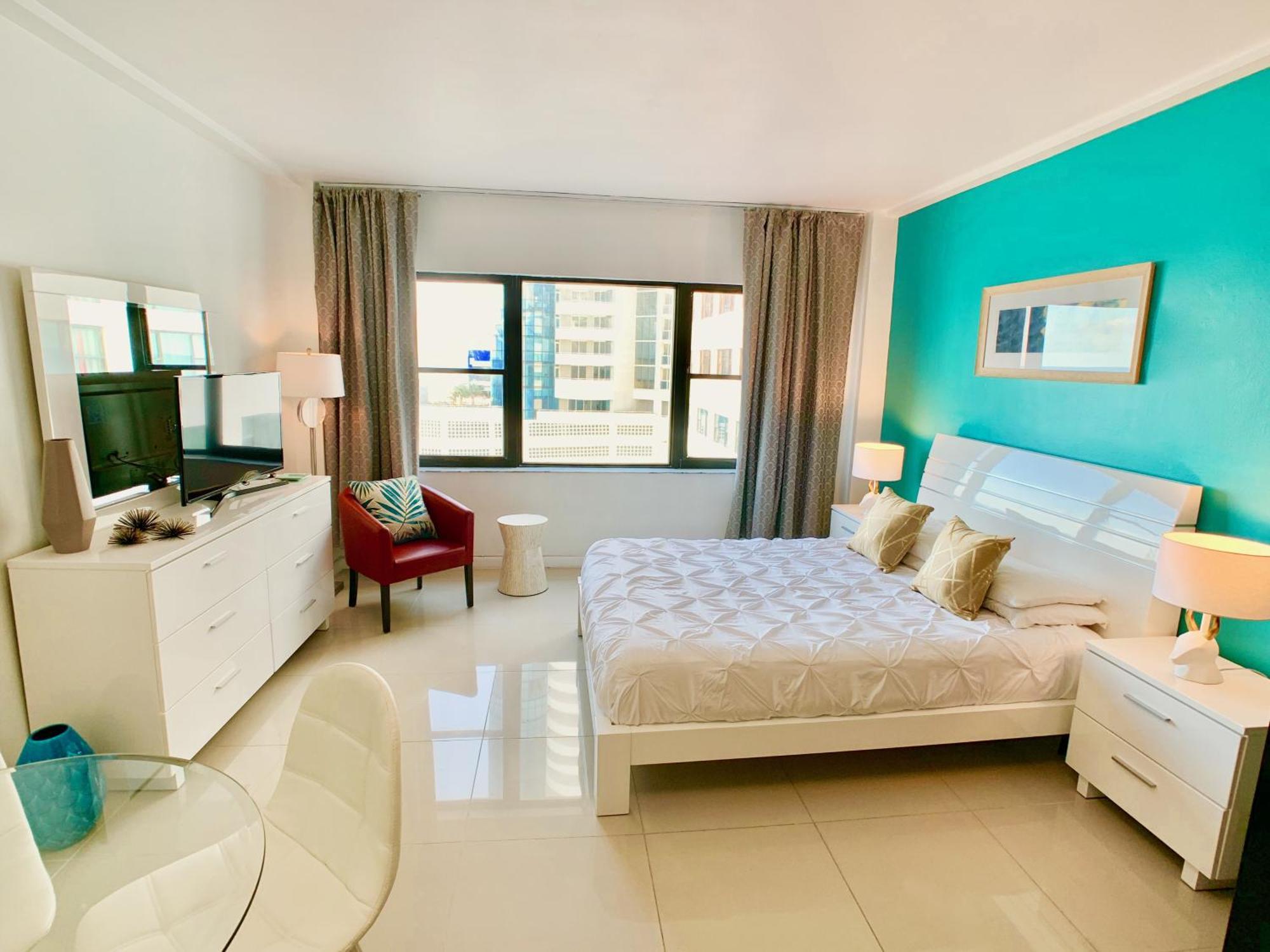 Directly On The With Pool & Ocean View Apartment