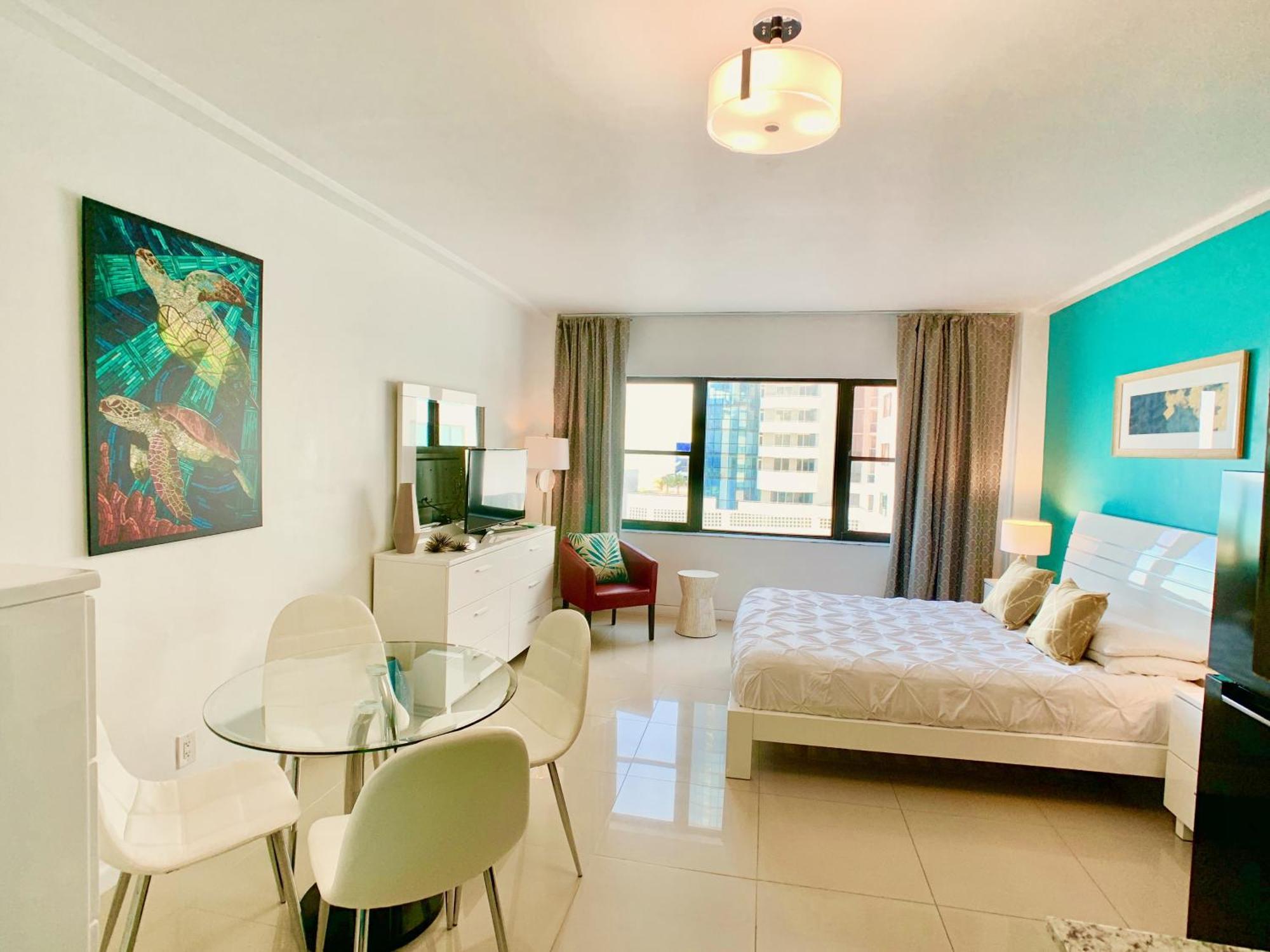 Directly On The With Pool & Ocean View * Miami Beach