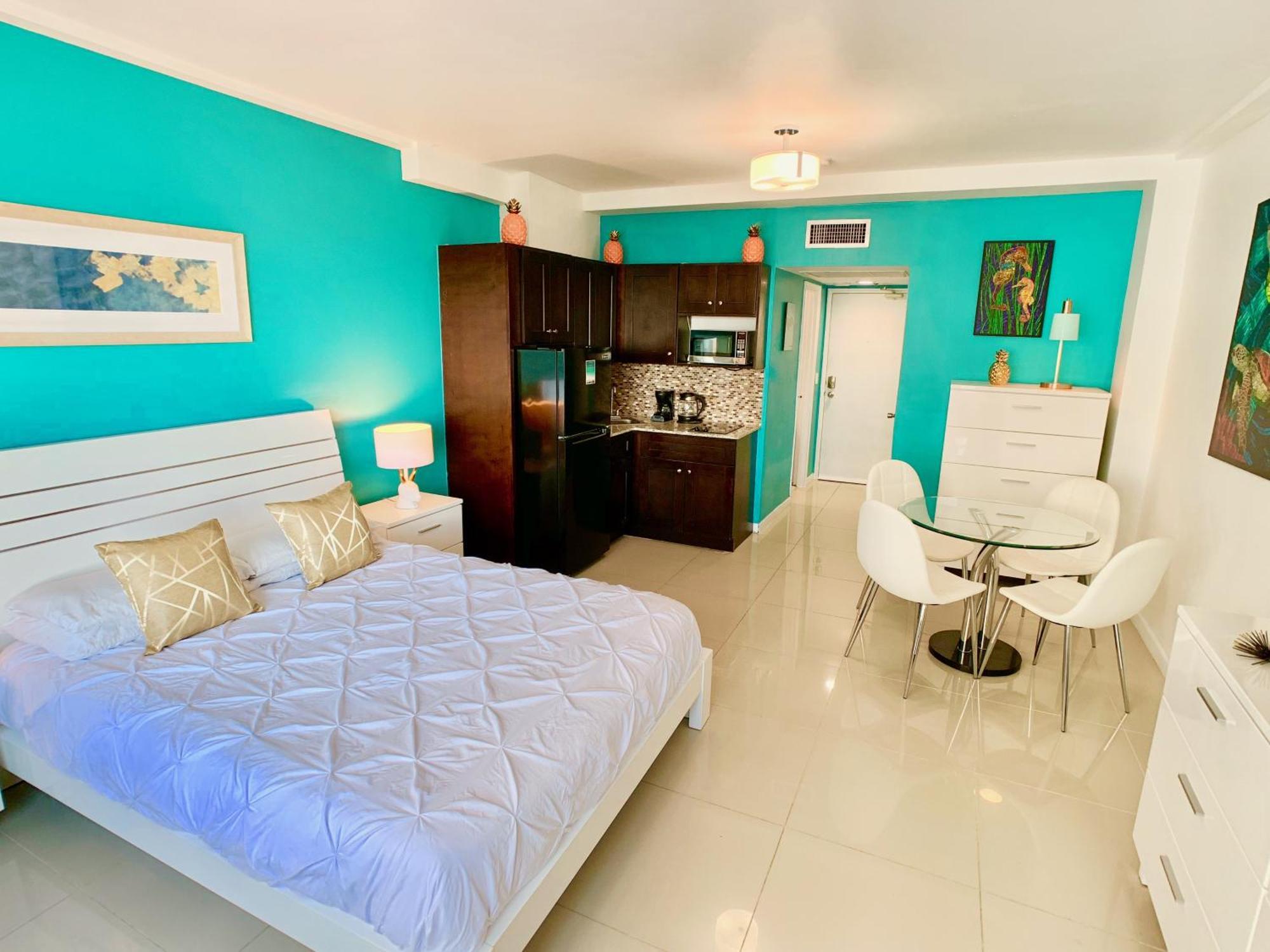 Directly On The With Pool & Ocean View Apartment