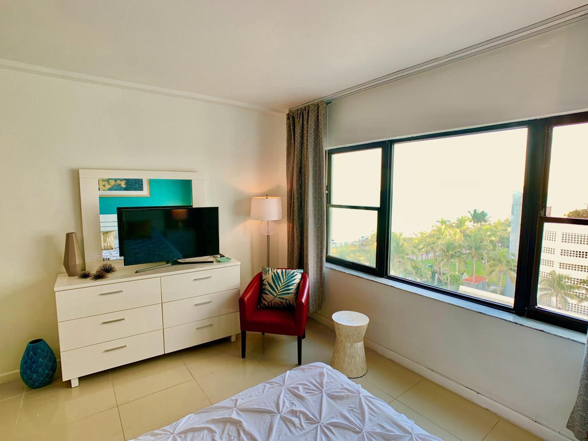 Directly On The With Pool & Ocean View Apartment *