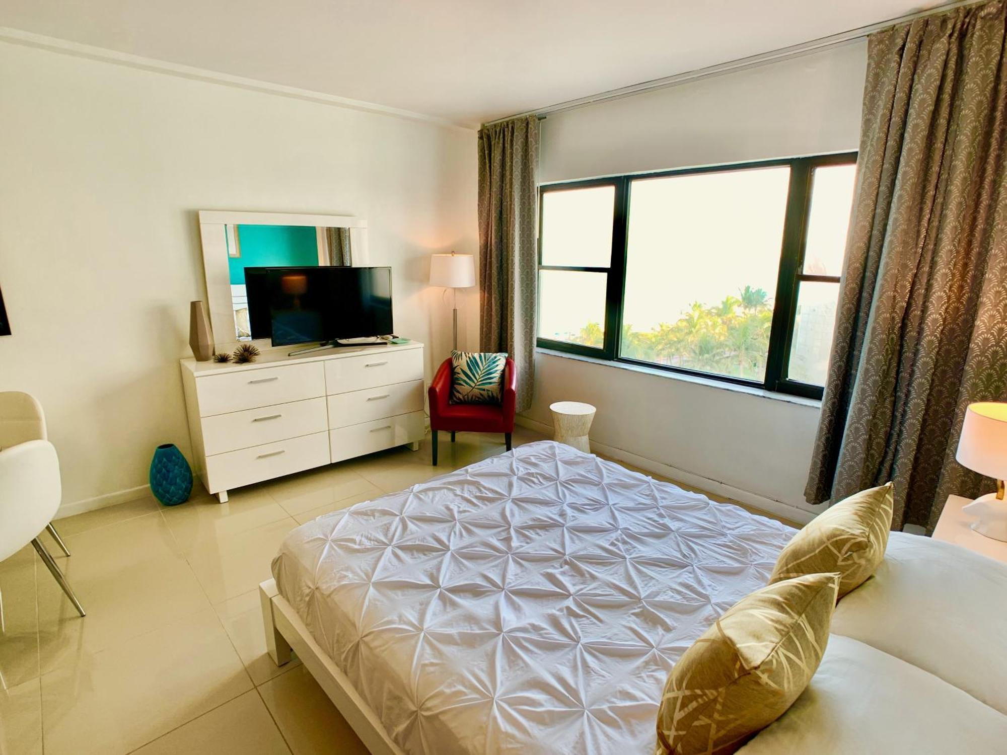 Apartment Directly On The With Pool & Ocean View Miami Beach