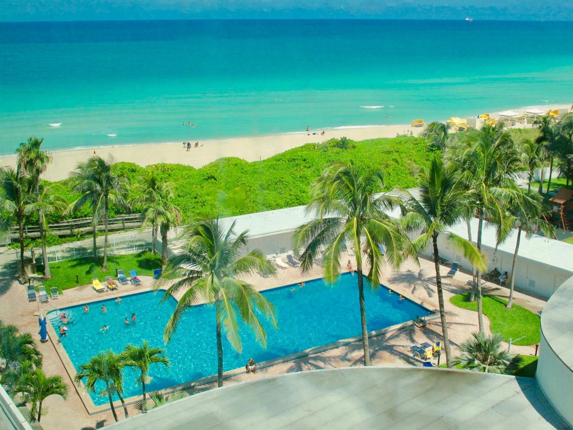 Directly On The With Pool & Ocean View *