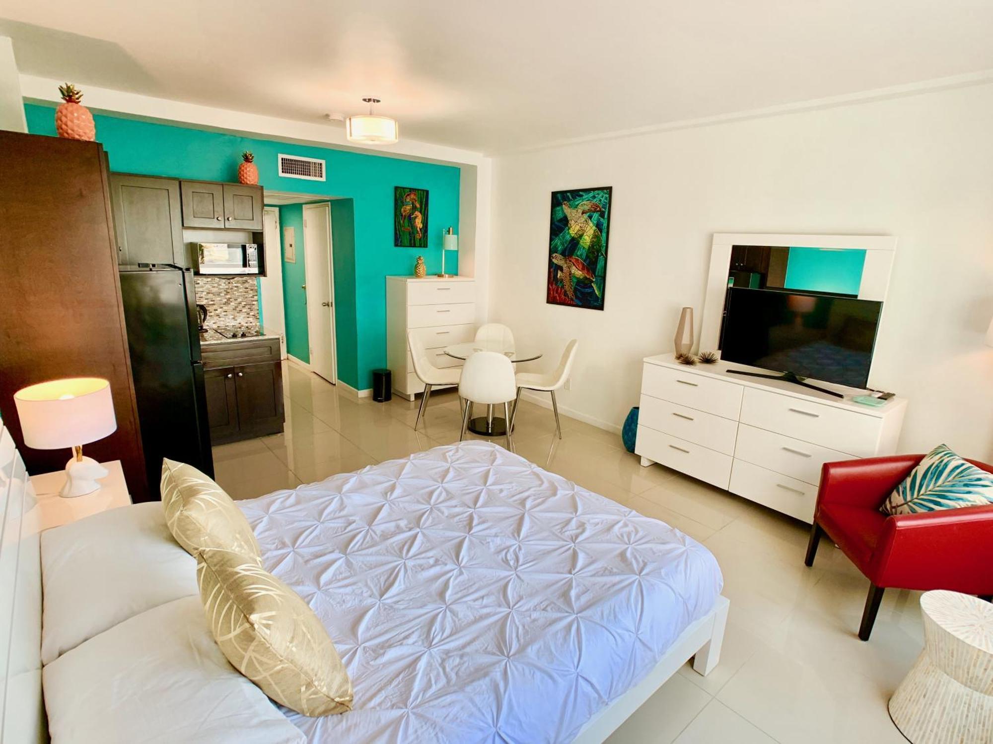 Directly On The With Pool & Ocean View