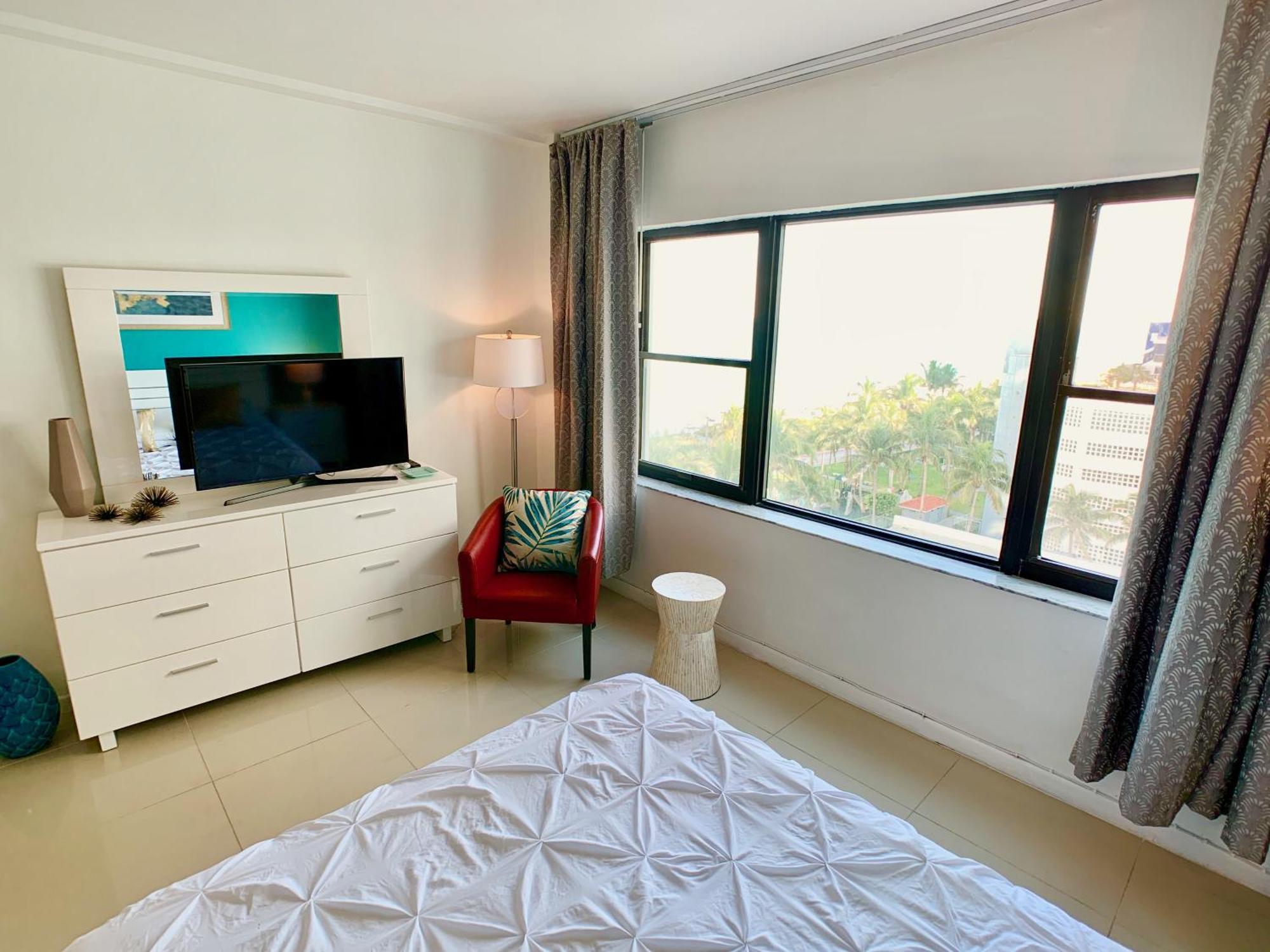 Directly On The With Pool & Ocean View Apartment *