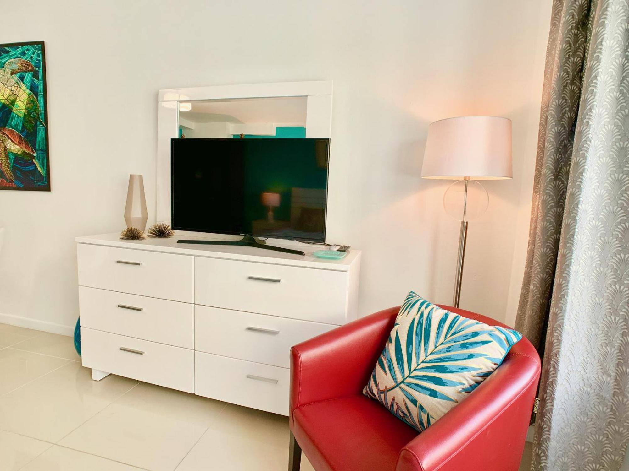Directly On The With Pool & Ocean View Apartment *