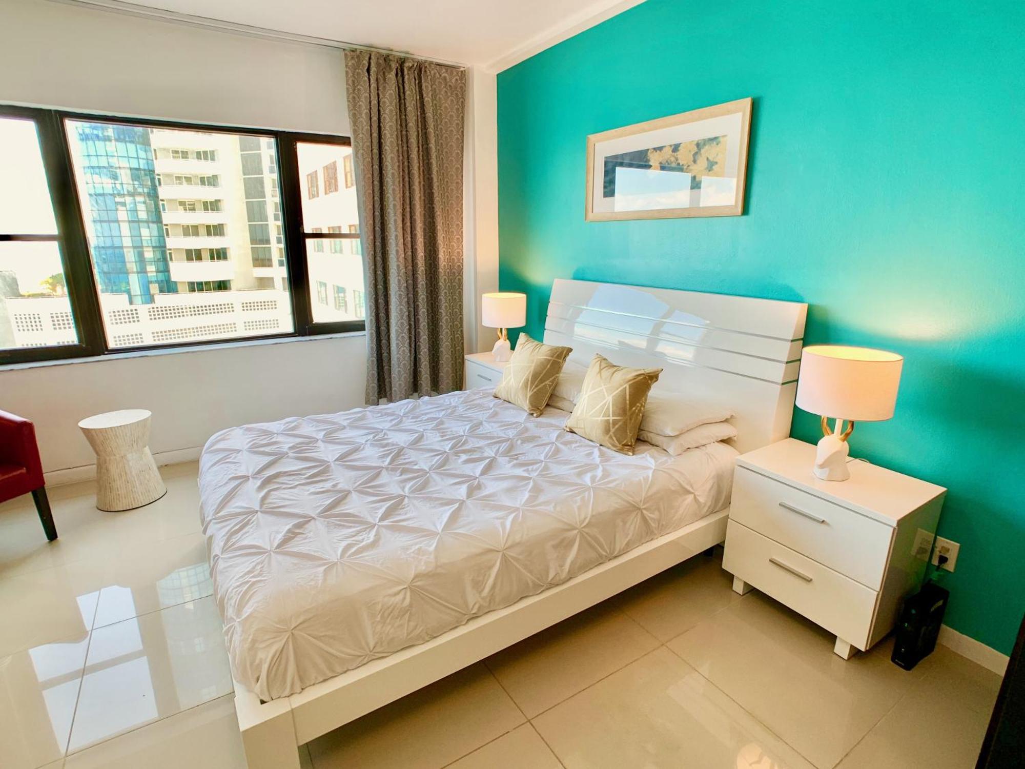 Directly On The With Pool & Ocean View * Miami Beach