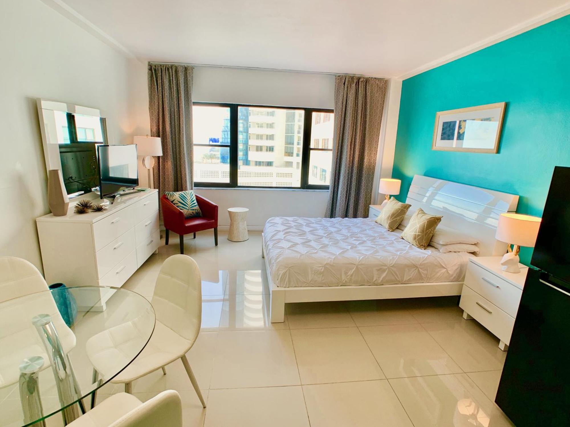 Directly On The With Pool & Ocean View Apartment