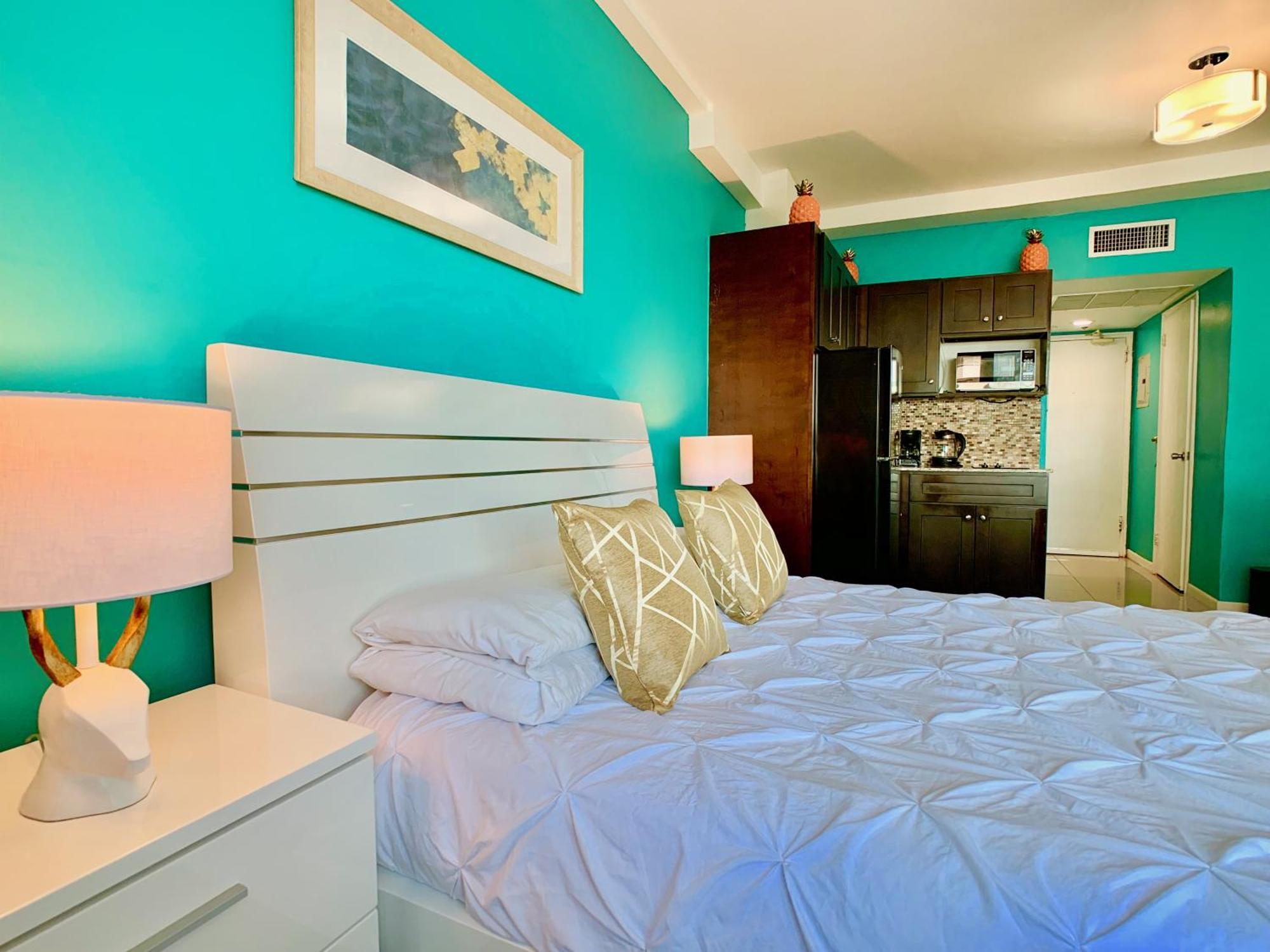 Directly On The With Pool & Ocean View Apartment