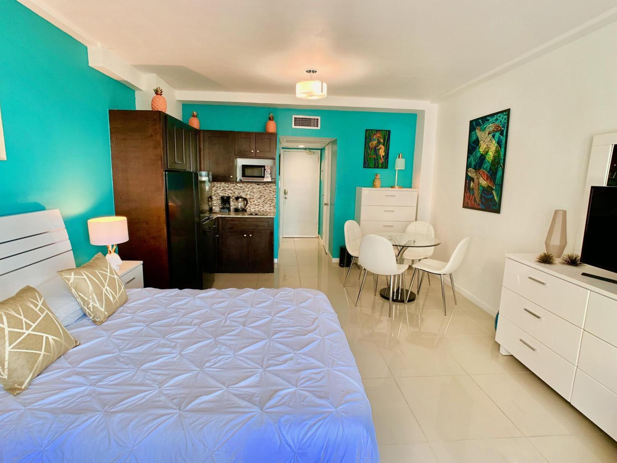 Directly On The With Pool & Ocean View Apartment *
